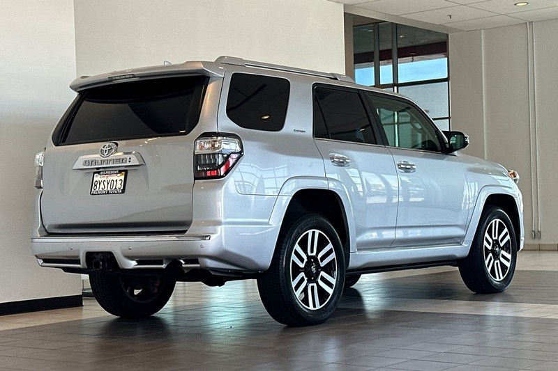 Toyota 4Runner Vehicle Full-screen Gallery Image 04