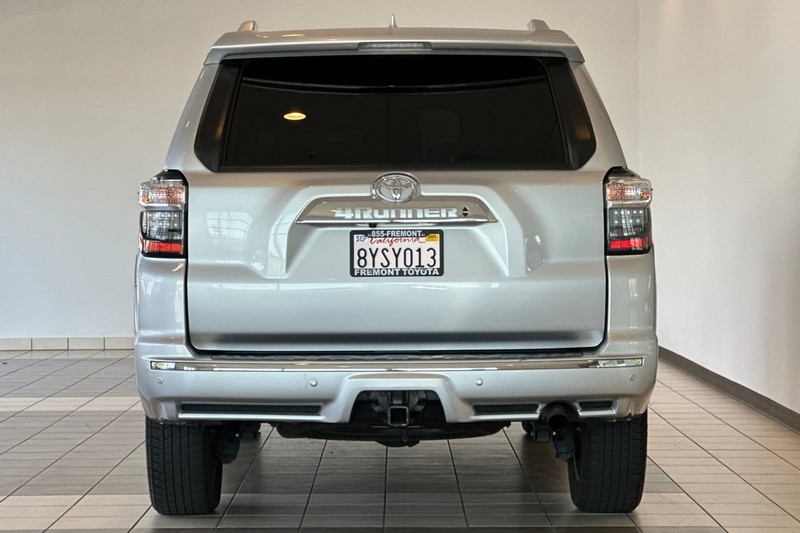 Toyota 4Runner Vehicle Full-screen Gallery Image 05