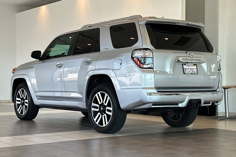 Toyota 4Runner Vehicle Full-screen Gallery Image 06