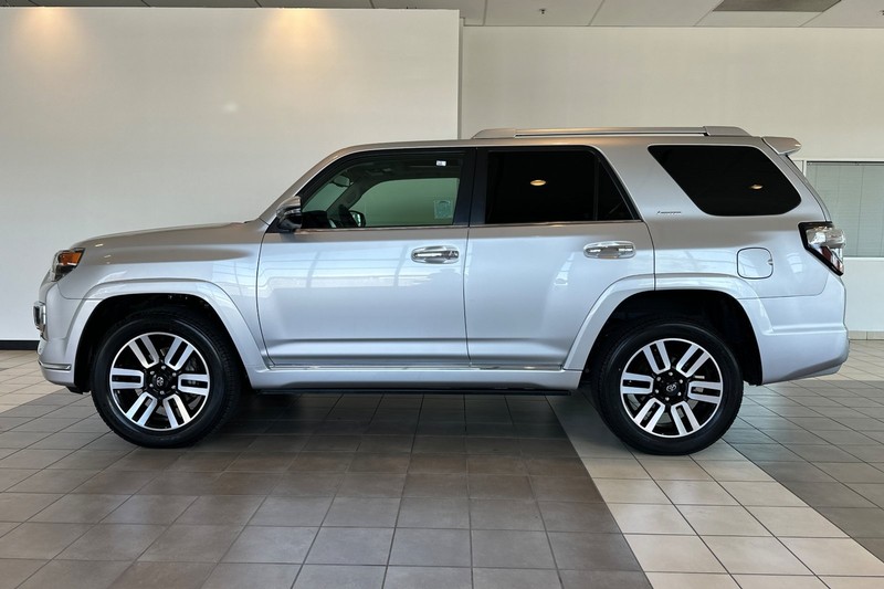 Toyota 4Runner Vehicle Full-screen Gallery Image 07