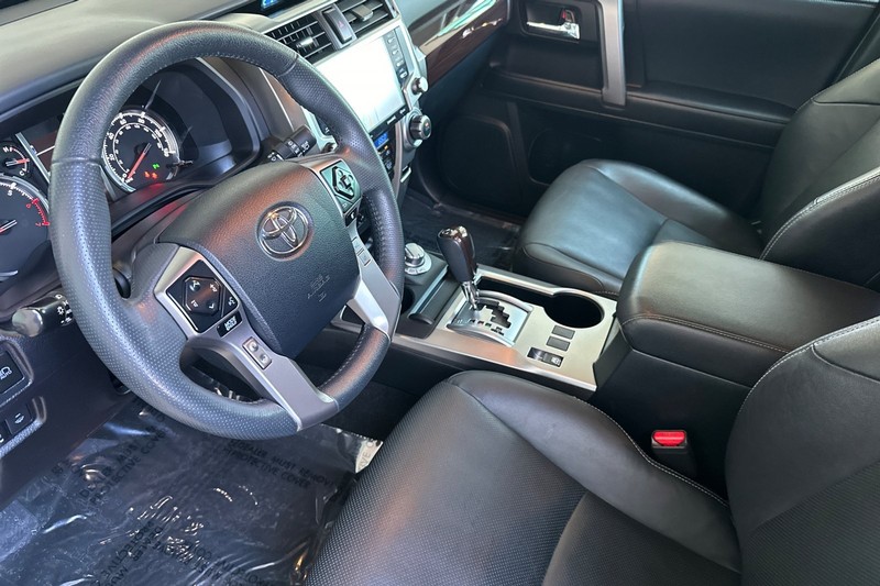 Toyota 4Runner Vehicle Full-screen Gallery Image 10