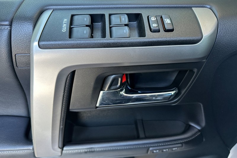 Toyota 4Runner Vehicle Full-screen Gallery Image 11