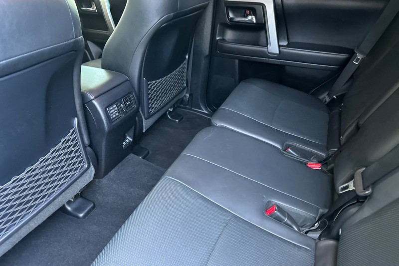 Toyota 4Runner Vehicle Full-screen Gallery Image 12