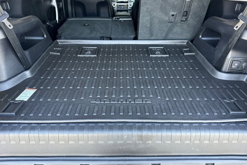 Toyota 4Runner Vehicle Full-screen Gallery Image 16