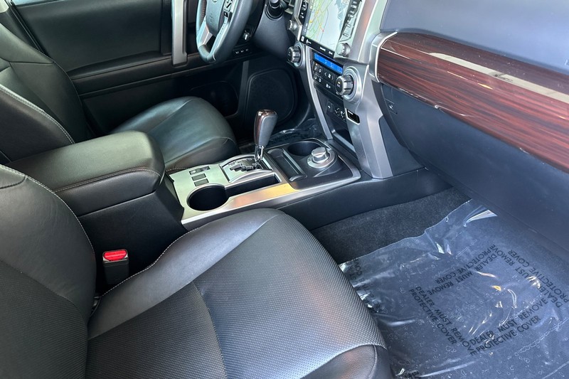 Toyota 4Runner Vehicle Full-screen Gallery Image 17
