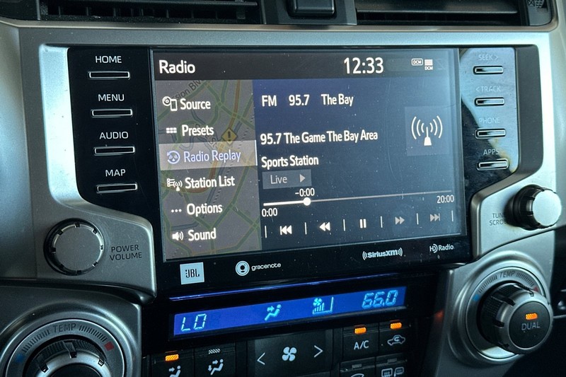 Toyota 4Runner Vehicle Full-screen Gallery Image 19