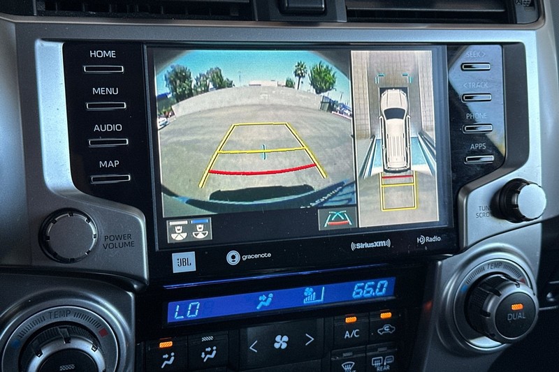 Toyota 4Runner Vehicle Full-screen Gallery Image 21