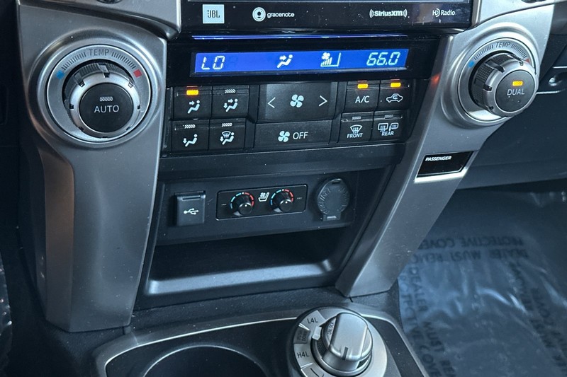 Toyota 4Runner Vehicle Full-screen Gallery Image 22