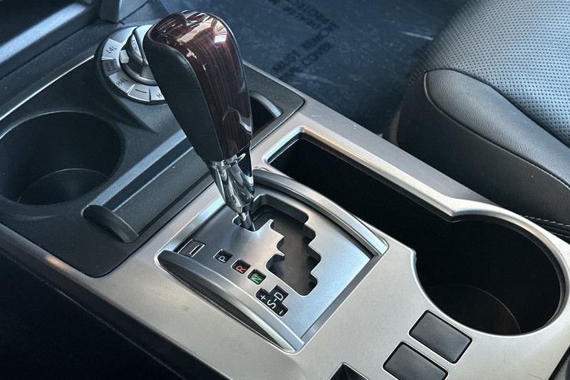 Toyota 4Runner Vehicle Full-screen Gallery Image 23