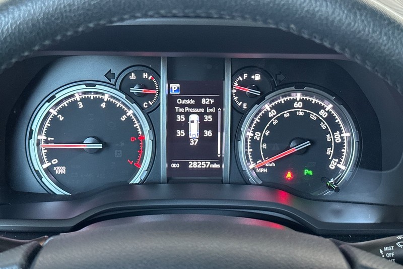 Toyota 4Runner Vehicle Full-screen Gallery Image 26