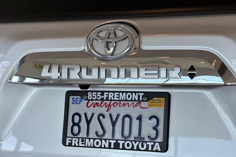 Toyota 4Runner Vehicle Full-screen Gallery Image 29