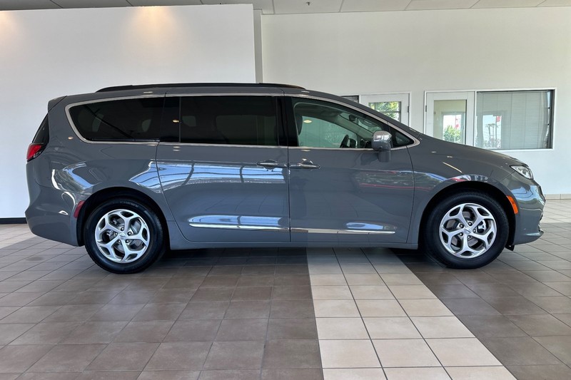 Chrysler Pacifica Vehicle Full-screen Gallery Image 03
