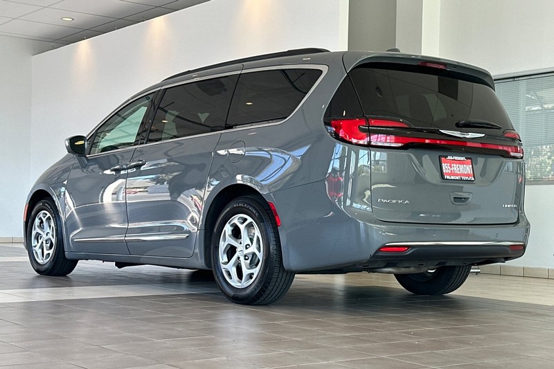 Chrysler Pacifica Vehicle Full-screen Gallery Image 06