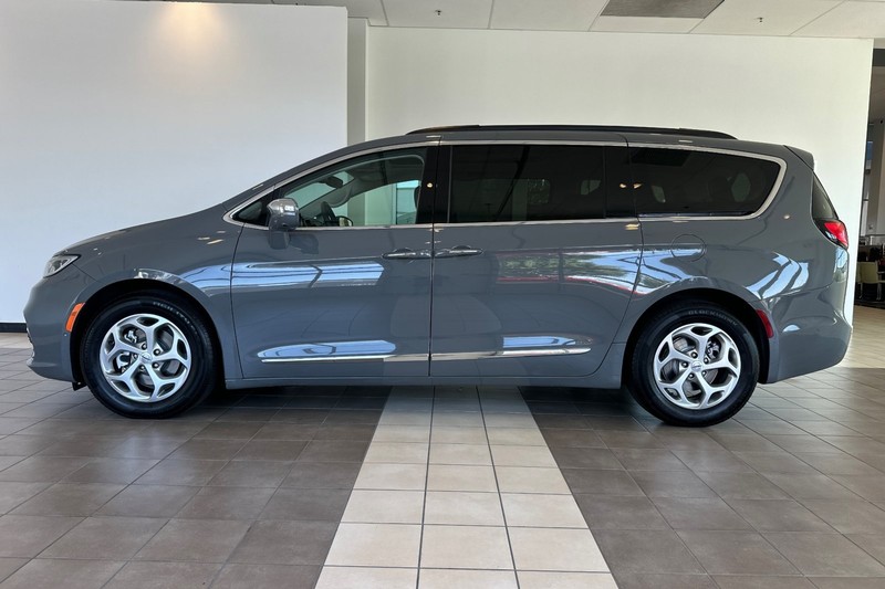 Chrysler Pacifica Vehicle Full-screen Gallery Image 07