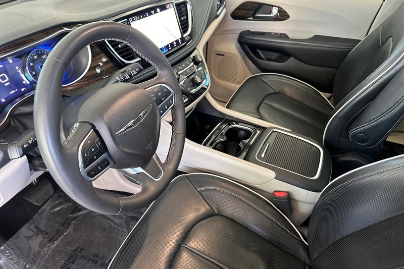 Chrysler Pacifica Vehicle Full-screen Gallery Image 10