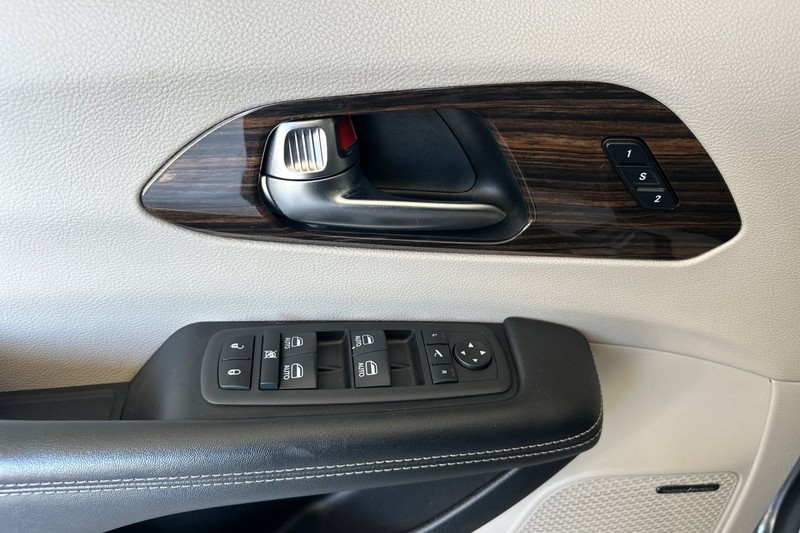 Chrysler Pacifica Vehicle Full-screen Gallery Image 11