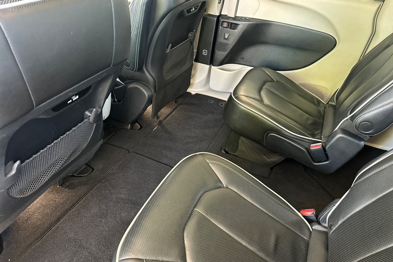 Chrysler Pacifica Vehicle Full-screen Gallery Image 12