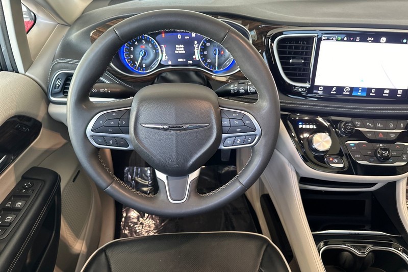 Chrysler Pacifica Vehicle Full-screen Gallery Image 14
