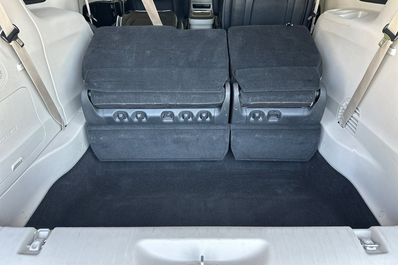 Chrysler Pacifica Vehicle Full-screen Gallery Image 16