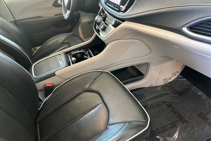 Chrysler Pacifica Vehicle Full-screen Gallery Image 17