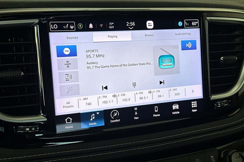 Chrysler Pacifica Vehicle Full-screen Gallery Image 19