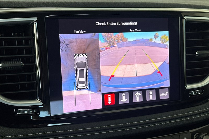 Chrysler Pacifica Vehicle Full-screen Gallery Image 21