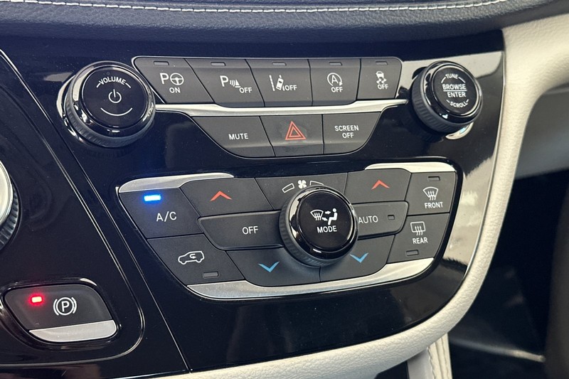 Chrysler Pacifica Vehicle Full-screen Gallery Image 22