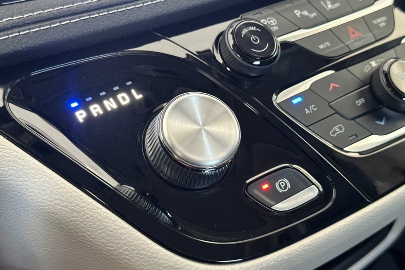 Chrysler Pacifica Vehicle Full-screen Gallery Image 23