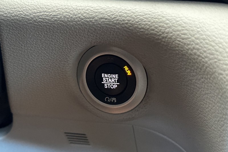 Chrysler Pacifica Vehicle Full-screen Gallery Image 24