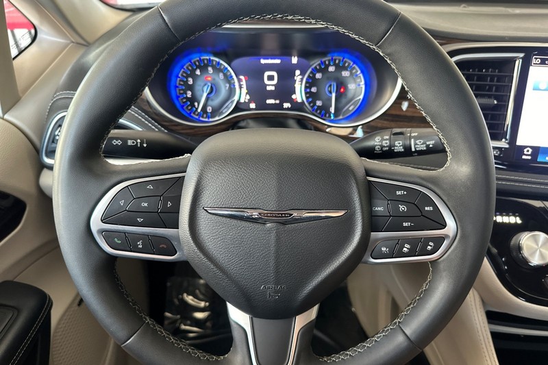 Chrysler Pacifica Vehicle Full-screen Gallery Image 25