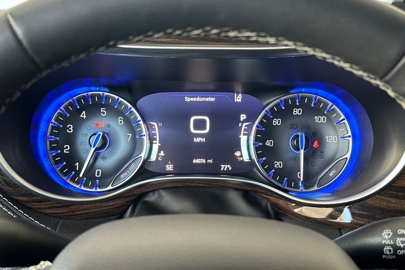 Chrysler Pacifica Vehicle Full-screen Gallery Image 26