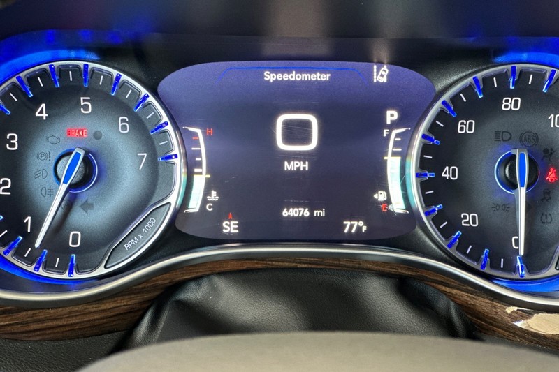 Chrysler Pacifica Vehicle Full-screen Gallery Image 27