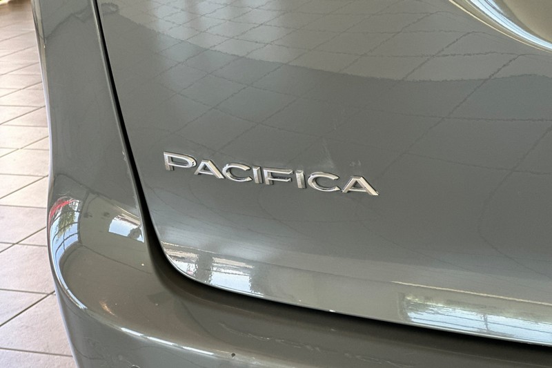 Chrysler Pacifica Vehicle Full-screen Gallery Image 29