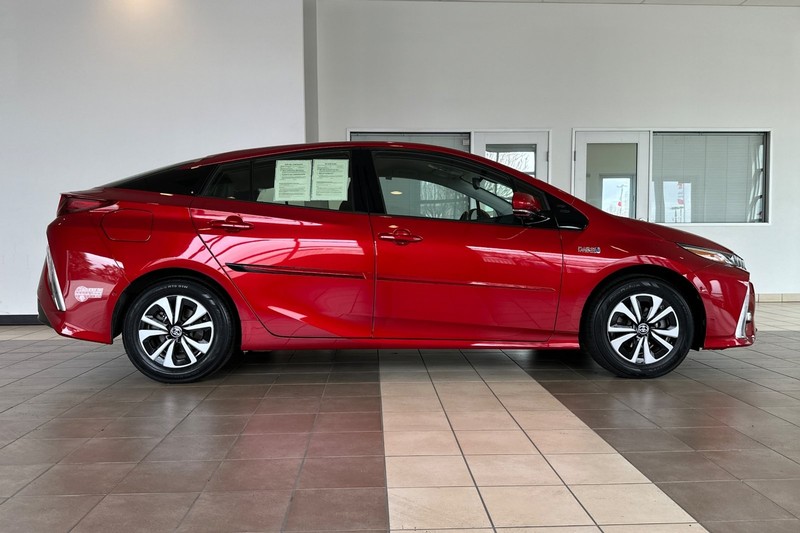 Toyota Prius Prime Vehicle Full-screen Gallery Image 03