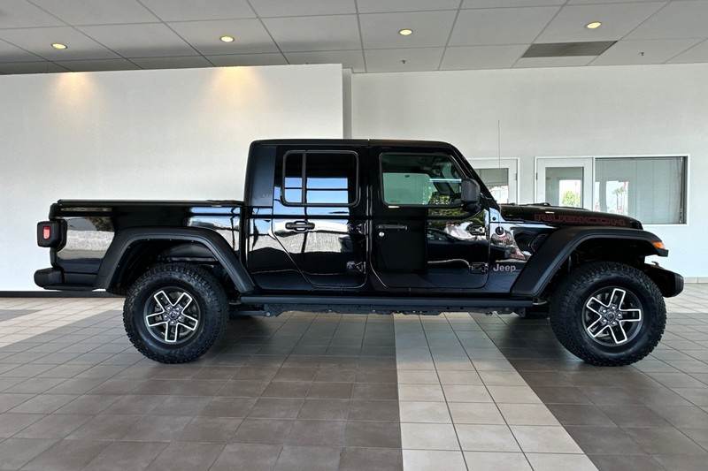 Jeep Gladiator Vehicle Full-screen Gallery Image 03