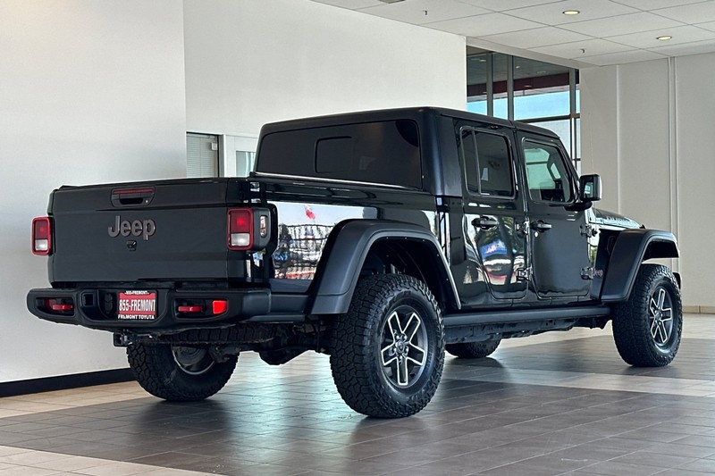 Jeep Gladiator Vehicle Full-screen Gallery Image 04