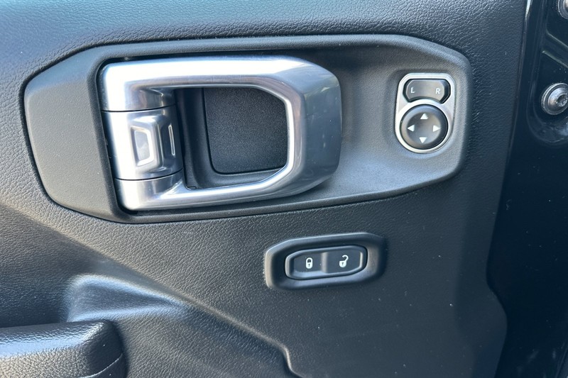 Jeep Gladiator Vehicle Full-screen Gallery Image 11