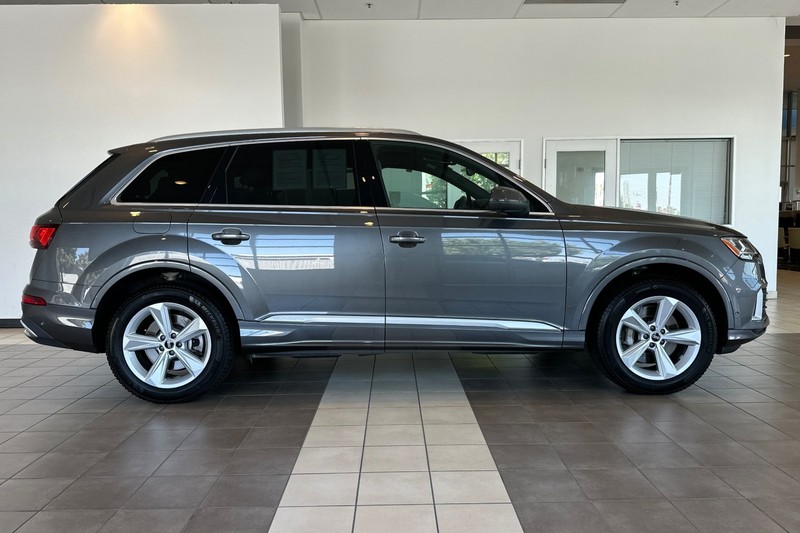 Audi Q7 Vehicle Full-screen Gallery Image 03