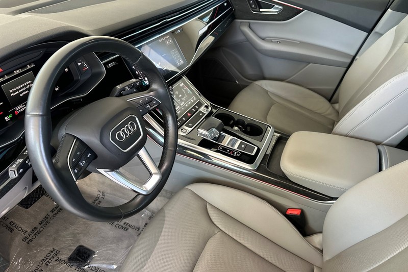 Audi Q7 Vehicle Full-screen Gallery Image 10
