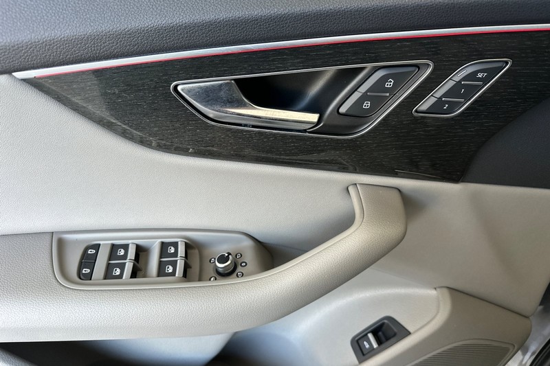 Audi Q7 Vehicle Full-screen Gallery Image 11