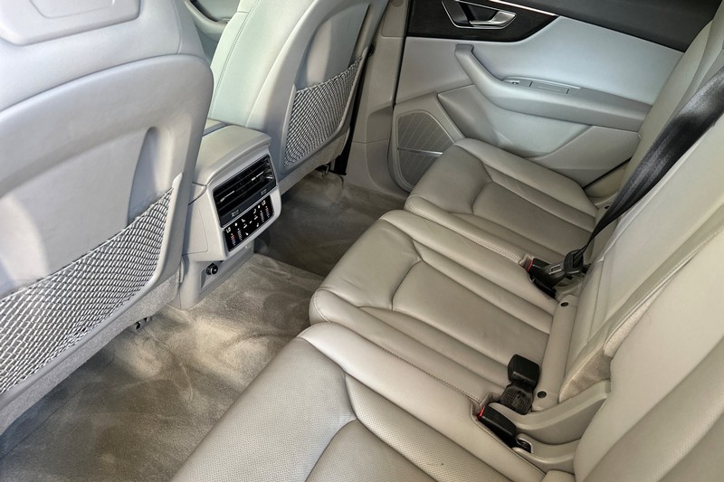 Audi Q7 Vehicle Full-screen Gallery Image 12