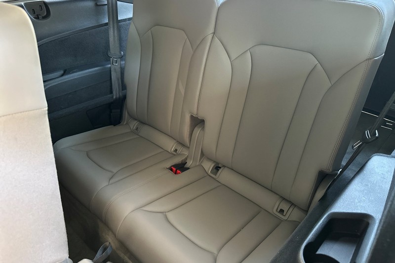 Audi Q7 Vehicle Full-screen Gallery Image 15