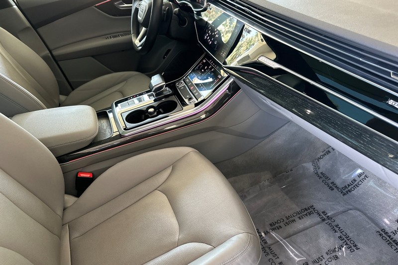 Audi Q7 Vehicle Full-screen Gallery Image 17