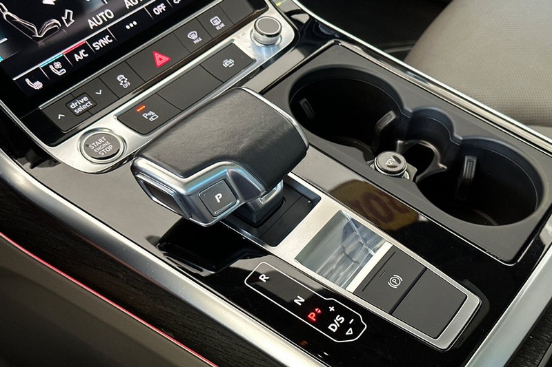 Audi Q7 Vehicle Full-screen Gallery Image 23