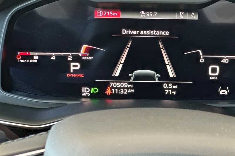 Audi Q7 Vehicle Full-screen Gallery Image 27