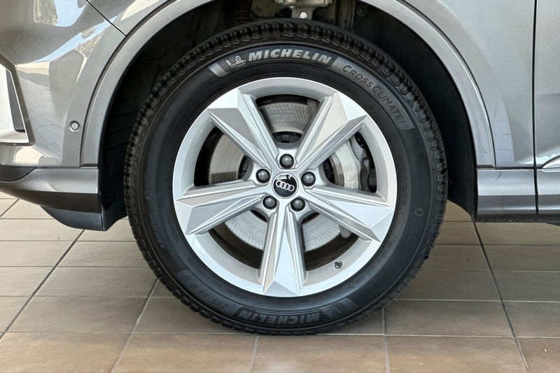Audi Q7 Vehicle Full-screen Gallery Image 28