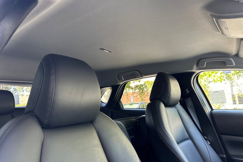 Mazda CX-30 Vehicle Full-screen Gallery Image 17