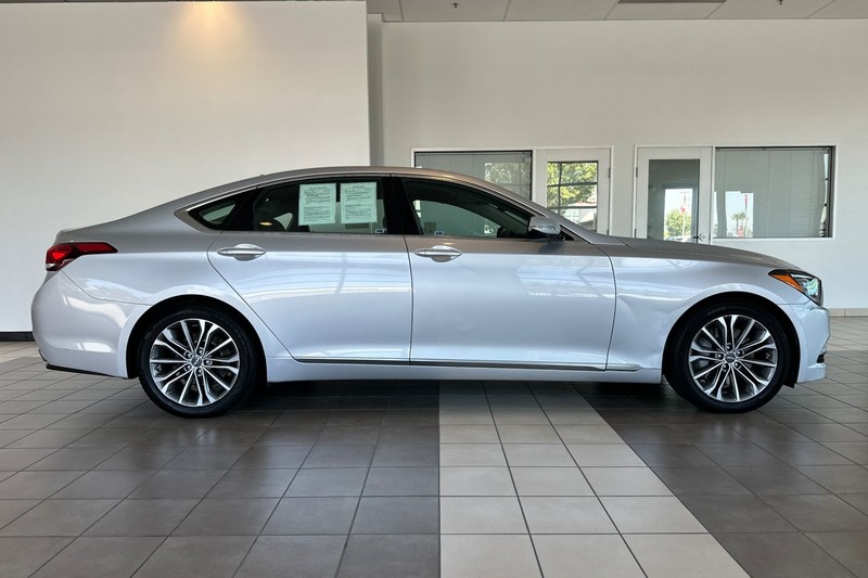 Hyundai Genesis Vehicle Full-screen Gallery Image 03