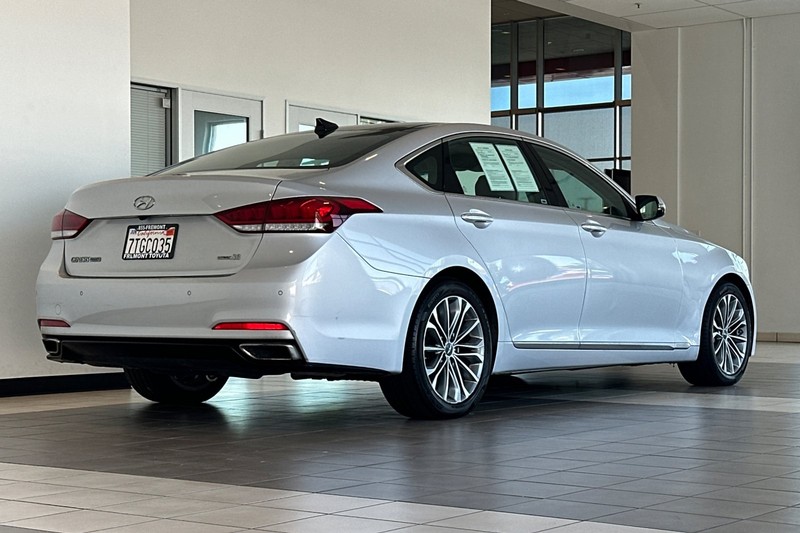 Hyundai Genesis Vehicle Full-screen Gallery Image 04