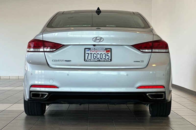 Hyundai Genesis Vehicle Full-screen Gallery Image 05